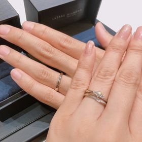 【ラザール ダイヤモンド(LAZARE DIAMOND)の口コミ】 マリッジリングとエンゲージリングの重ね付けに憧れており、２つをつけた…