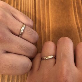 【ケイウノ ブライダル(K.UNO BRIDAL)の口コミ】 指の特徴に合わせたカタチと、婚約指輪を重ね付けした時の隙間が綺麗にな…