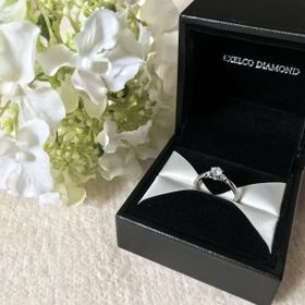 【エクセルコダイヤモンド(EXELCO DIAMOND)の口コミ】 ミル打ちが上品な印象でおしゃれに見えます。メレダイヤモンドをサイドに…