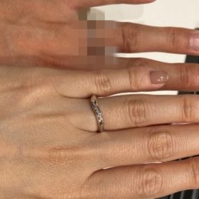 【ラザール ダイヤモンド(LAZARE DIAMOND)の口コミ】 ウェーブ状になったデザインは動きがあり、指が長く綺麗に見えて素敵です…