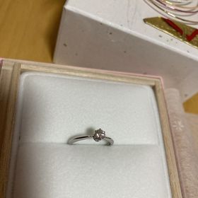 【HOSHI no SUNA 星の砂(ほしのすな)の口コミ】 つけ心地とデザインが婚約指輪選びの決め手になりました。
と言うのも、あ…