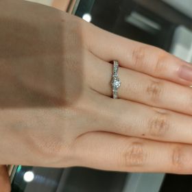 【ジュエリーKANDAの口コミ】 ウェーブデザインで真ん中の一番大きなダイヤの周りに小さいダイヤが敷き…