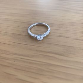 【ROYAL ASSCHER(ロイヤル・アッシャー)の口コミ】 指輪のデザインがどれも素敵でしたが、一際目を引いたのがこの指輪でした…