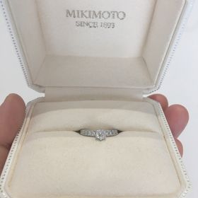 【MIKIMOTO(ミキモト)の口コミ】 センターダイヤとメレダイヤが共にキラキラ輝き素敵だった。普段使いしや…