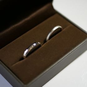 【TANZO.(鍛造指輪)の口コミ】 シルバーの指輪で入籍用の指輪を作っていただき、数ヶ月試してから、プラ…