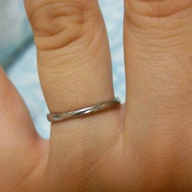 【THE KISS(ザ・キッス)の口コミ】 私が金属アレルギーの為、アレルギーの出ない金属で探していました。プラ…