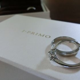 【アイプリモ(I-PRIMO)の口コミ】 一番の決め手は台座の形でした。センターストーンの下がハート形にくりぬ…