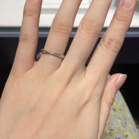 【銀座ダイヤモンドシライシの口コミ】 デザインがとにかく豊富で、メレダイヤの個数や指輪の太さや厚みなど希望…