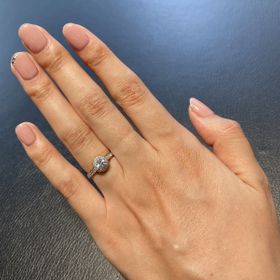 【ヴァン クリーフ＆アーペル(Van Cleef & Arpels)の口コミ】 ※指輪のテイスト、デザイン、素材について

ヴァンクリーフは可愛いデザイ…