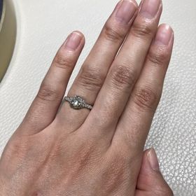 【ショーメ(CHAUMET)の口コミ】 指輪の周りをメレダイヤがクロスで取り囲んでいるデザインです。
パヴェの…