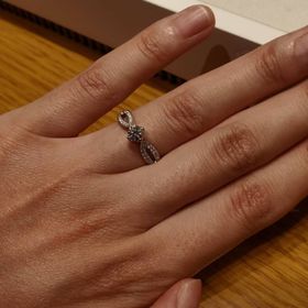 【ブシュロン(BOUCHERON)の口コミ】 アームの部分が特徴的だと思います。似た価格帯のいろいろなブランドさん…