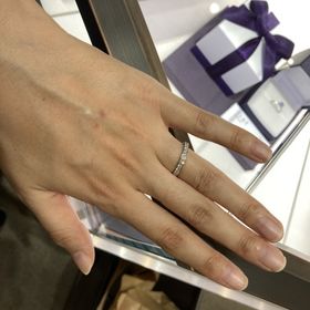 【俄(にわか)の口コミ】 ハーフエタニティで鍛造、丸みがあまりないデザイン、裏返してつけても違…