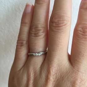 【エクセルコダイヤモンド(EXELCO DIAMOND)の口コミ】 主張しすぎないダイヤと粒粒のデザインは私好みの可愛いデザインだが、歳…