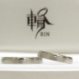 【輪-RIN-の口コミ】 ２人の直感が重なった指輪でした。
シンプルなデザインで２人の考えにマッ…