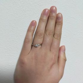 【銀座ダイヤモンドシライシの口コミ】 デザインがお花みたいに見えて可愛かったので購入しました。またダイヤが…