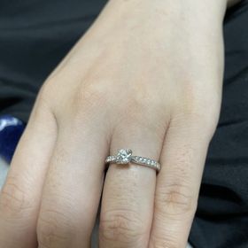 【ラザール ダイヤモンド(LAZARE DIAMOND)の口コミ】 デザインが気に入ってこの指輪を選びました。
メレダイヤが可愛く、センタ…