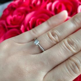 【ラザール ダイヤモンド(LAZARE DIAMOND)の口コミ】 シンプルで、王道のデザインを求めていました。虹色に輝くダイヤモンドで…