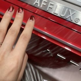 【AFFLUX(アフラックス)の口コミ】 ミル打ち加工が斜めに入っていて、ダイヤモンドもそれに沿って入っている…