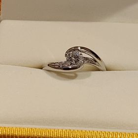 【ケイウノ ブライダル(K.UNO BRIDAL)の口コミ】 デザインと価格のバランスの良さとアフターサービスの良さです。
所謂婚約…