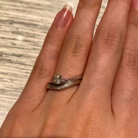 【TRECENTI(トレセンテ)の口コミ】 V字のリングが左手薬指にフィットする形になるように作られており、指にし…