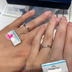 【銀座ダイヤモンドシライシの口コミ】 迷いに迷って最初に見せてもらった指輪が忘れられずに購入しました。付け…