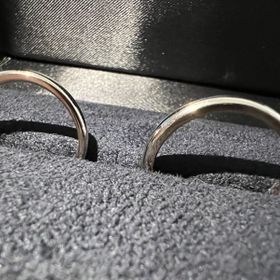 【ラザール ダイヤモンド(LAZARE DIAMOND)の口コミ】 シンプルながらも上下で色が分かれており、角度によって見え方が異なる点…