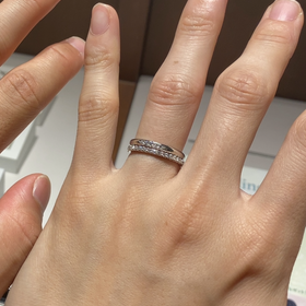 【銀座ダイヤモンドシライシの口コミ】 デザインで決めました！関節がしっかりした長さのある指だったため、スト…