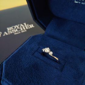 【ROYAL ASSCHER(ロイヤル・アッシャー)の口コミ】 リングもウェーブになっていて両端のメレダイヤもあり、すごく大人かわい…