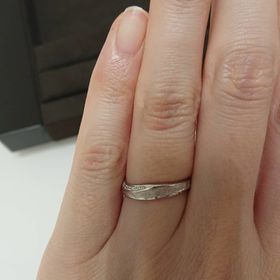【MIORING(ミオリング)の口コミ】 和紙を使ったウェーブ型の指輪です。女性用の指輪は上下の斜面にダイヤモ…