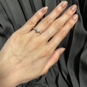 【GALA JEWELRY(ガラジュエリー)の口コミ】 デザインとダイヤのクオリティーでこちらを選びました。　
数百種類のデザ…