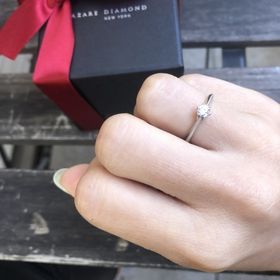 【ラザール ダイヤモンド(LAZARE DIAMOND)の口コミ】 良いデザインが多くてすごく迷いましたが、リングのミル打ちの一本線がダ…