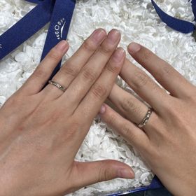 【ショーメ(CHAUMET)の口コミ】 捻ったようなデザインで、女性向けの幅のものには石がついています。一粒…