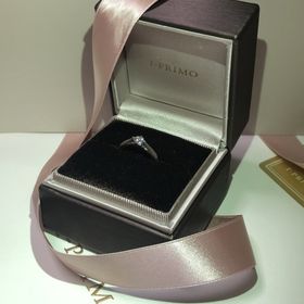 【アイプリモ(I-PRIMO)の口コミ】 デザインが決め手
結婚指輪と重ね付けて普段使いしたいという彼女の要望か…