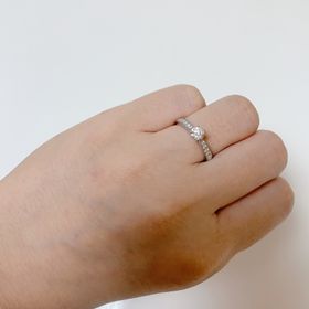 【ラザール ダイヤモンド(LAZARE DIAMOND)の口コミ】 彼に選んでもらいました。何店舗か試着に伺い、その時の感覚から普段使い…