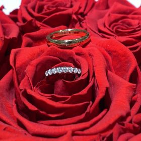 【ラザール ダイヤモンド(LAZARE DIAMOND)の口コミ】 ダイヤが本当にきれいでした。
鍛造プラチナ、ダイヤモンドの輝きでやはり…