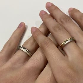 【ケイウノ ブライダル(K.UNO BRIDAL)の口コミ】 お店で売られているものを見ながらデザインを決めました。内側に入れた刻…