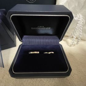 【銀座ダイヤモンドシライシの口コミ】 V字ラインのもので探しており、好みのものに出会えました。指が短いのがコ…