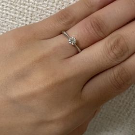 【BIJOUPIKO(ビジュピコ)の口コミ】 素材はパラジウムで、ダイヤの輝きと指輪のデザインが好みだったので試着…