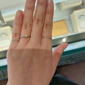 【YUKA HOJO(ユカホウジョウ)の口コミ】 憧れのYUKA HOJOの婚約指輪を試着しました。
プラチナのリングにダイヤモ…