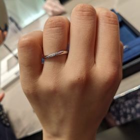 【4℃ BRIDAL(ヨンドシーブライダル)の口コミ】 デザインはシンプルで指に馴染むようなものが多かった印象です。ウェーブ…