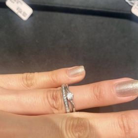 【ティファニー(Tiffany & Co.)の口コミ】 デザインがかわいい。価格は少し予算より高めだったが、婚約指輪にもよく…