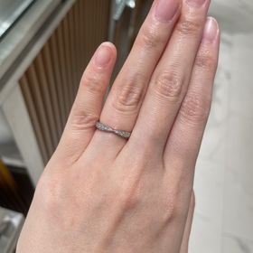 【ティファニー(Tiffany & Co.)の口コミ】 指輪のデザインは、真ん中になるにつれて細くなりメレダイヤがついてます…