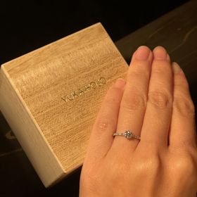 【YUKA HOJO(ユカホウジョウ)の口コミ】 結婚指輪と合わせて付けられるデザインのものを探していました。
シンプル…