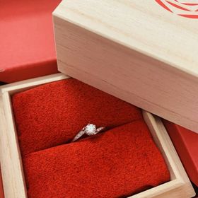 【出雲結(いずもゆい)の口コミ】 デザインが素敵でした。なめらかなウェーブで、指にも馴染みます。センタ…