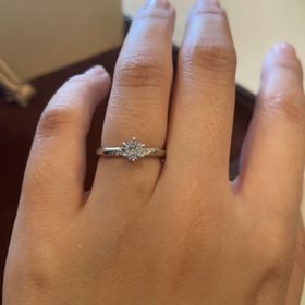 【AMOUR AMULET(アムール・アミュレット)の口コミ】 婚約指輪を目的にヴァニラ福山本店にいき、格種類の指輪を試着した際、今…