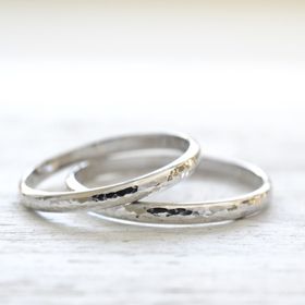 【湘南彫金工房 andfuseの口コミ】 シンプルなものが良いと思っていて、HPの写真時点では表面に模様のないマ…