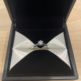 【エクセルコダイヤモンド(EXELCO DIAMOND)の口コミ】 デザインもシンプルな中に上品さがあり、なんと言っても既製品ではない一…