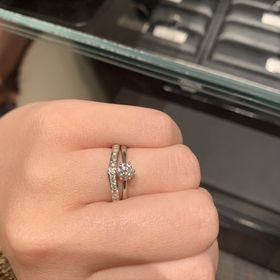 【エクセルコダイヤモンド(EXELCO DIAMOND)の口コミ】 自身の婚約指輪と合わせて合うもの、そして単品でも綺麗なものだったため…