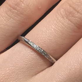 【銀座ダイヤモンドシライシの口コミ】 この指輪に決めた理由は3つあります。1つ目の理由は、実際に手につけた時…