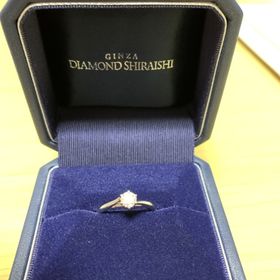 【銀座ダイヤモンドシライシの口コミ】 ダイヤをとめているつめが6箇所あるもの、そして、横から見ても素敵な婚約…